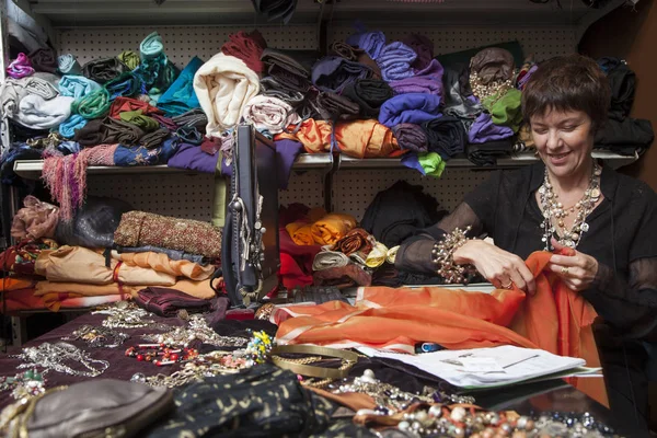 Moda tasarımcısı stüdyoda.