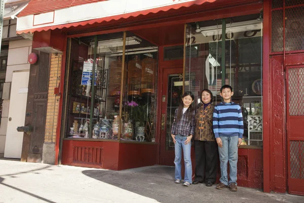 店の前のアジア家族 — ストック写真