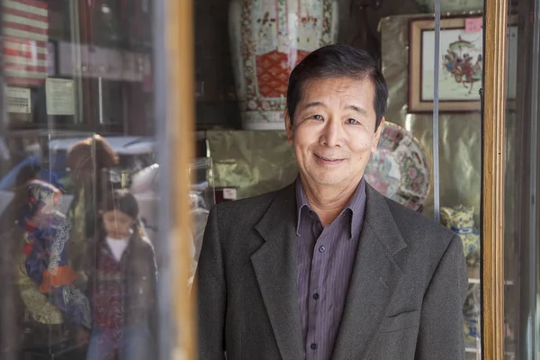 Азиатский мужчина перед магазином — стоковое фото