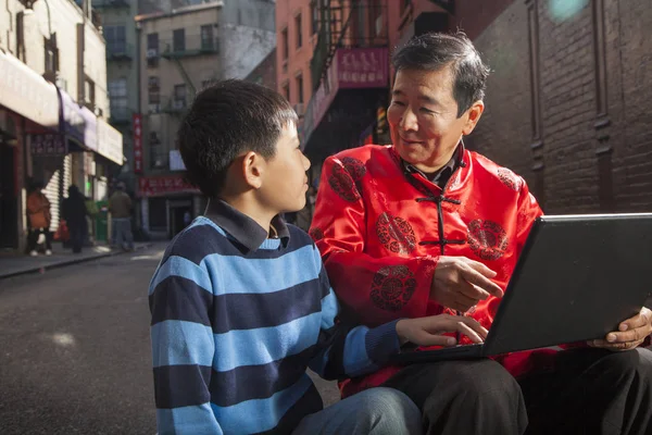 Grand-père et petit-fils utilisant un ordinateur portable — Photo