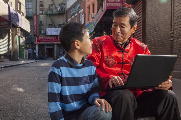 Grand-père et petit-fils utilisant un ordinateur portable — Photo