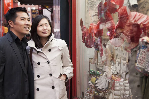 Asiatico coppia in chinatown — Foto Stock