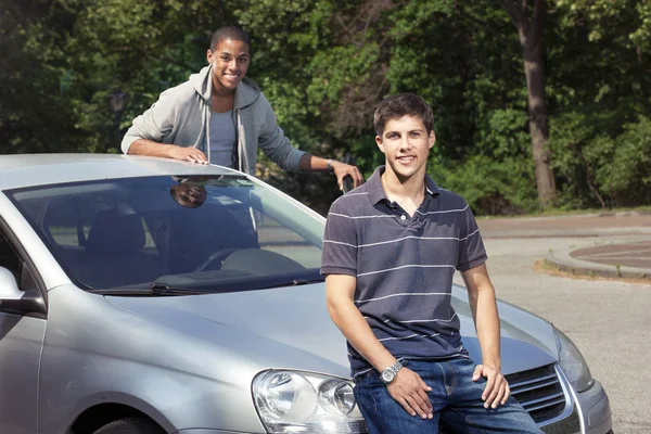 Tonårspojkar som står nära bil — Stockfoto