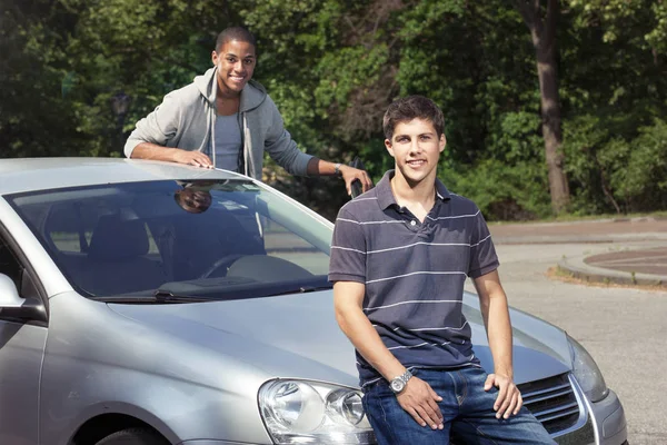 Adolescentes de pé perto do carro — Fotografia de Stock