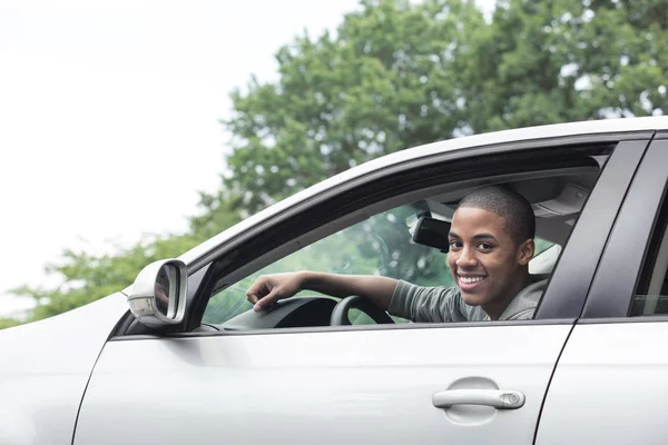 Nastoletni chłopiec jazdy samochodem — Zdjęcie stockowe