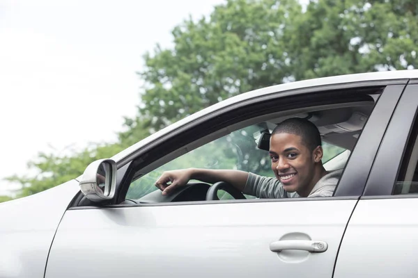 Adolescent garçon conduite voiture — Photo