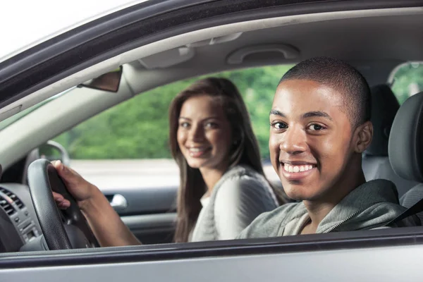 Anak remaja yang bahagia mengendarai mobil. — Stok Foto