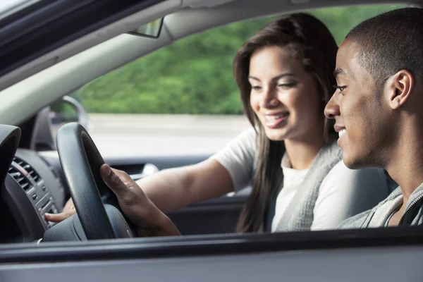 Adolescentes felices conduciendo coche — Foto de Stock