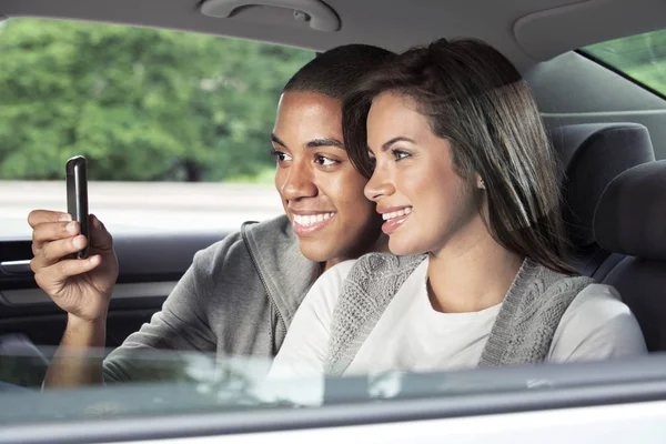 Tonåringar med hjälp av mobiltelefon i bilen — Stockfoto