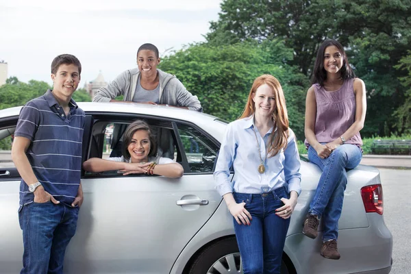 Gelukkig tieners poseren in de buurt van auto — Stockfoto