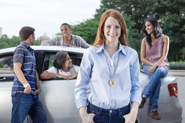 Happy teenagers posing near car — Stock Photo, Image