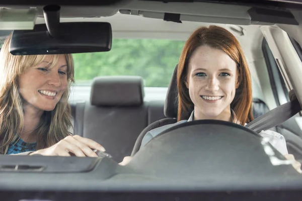 Tenåring i bil med kjørelærer – stockfoto