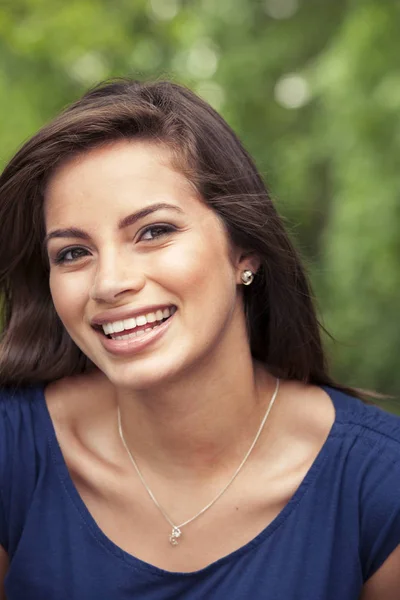 Teenage girl smiling — Stock Photo, Image