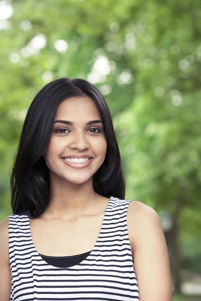 Teenie-Mädchen lächelt — Stockfoto