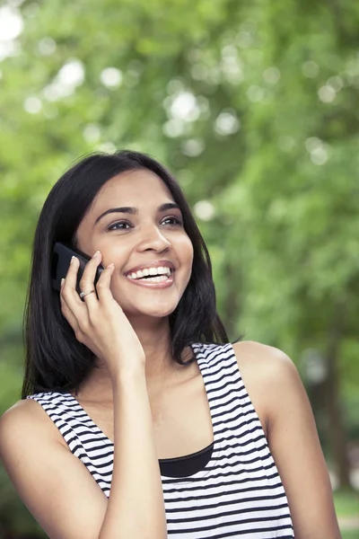 Teenage girl talking on phone — Stock Photo, Image