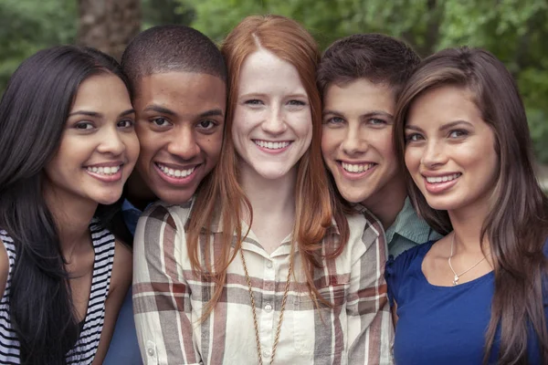 Les amis adolescents passent du temps ensemble — Photo