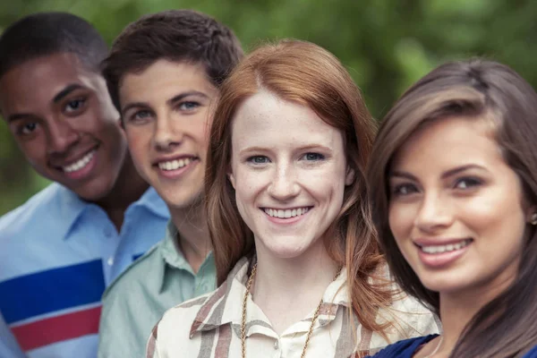 Les amis adolescents passent du temps ensemble — Photo