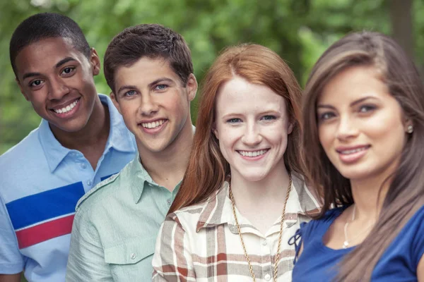 Amici adolescenti che passano del tempo insieme — Foto Stock