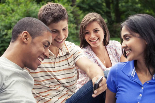 Amigos adolescentes com telefone celular — Fotografia de Stock
