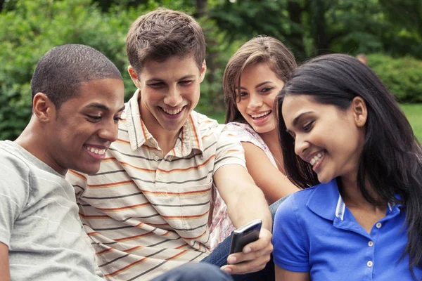 Amigos adolescentes com telefone celular — Fotografia de Stock