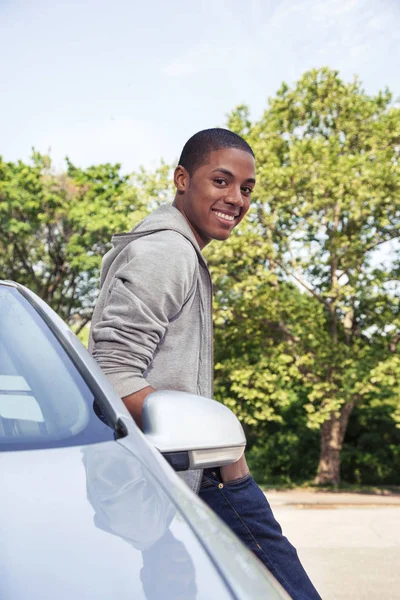 Teenage boy standing near car — Stock Photo, Image