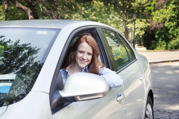 Tonåring flicka sitter i bil — Stockfoto