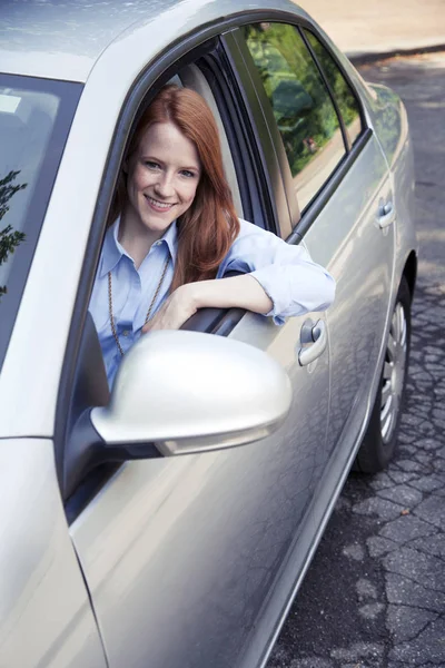 Teenager girl sitting in car — Stock Photo, Image