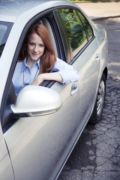 Adolescente menina sentada no carro — Fotografia de Stock