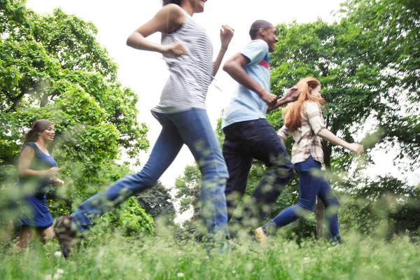 Les amis adolescents passent du temps ensemble — Photo