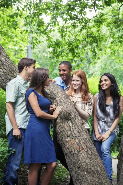 Les amis adolescents passent du temps ensemble — Photo