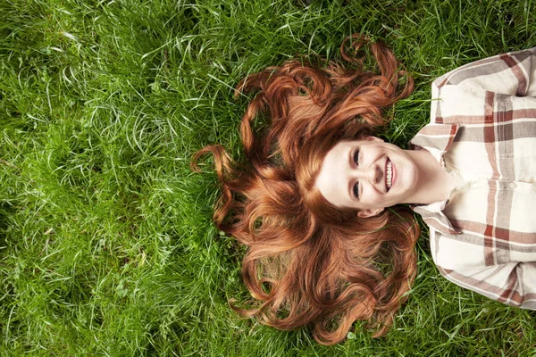 Tonårig flicka om gräset — Stockfoto