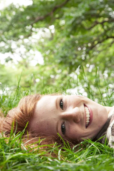Teenager-Mädchen liegt im Gras — Stockfoto