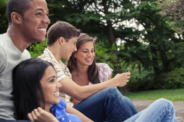 Amigos adolescentes com telefone celular — Fotografia de Stock