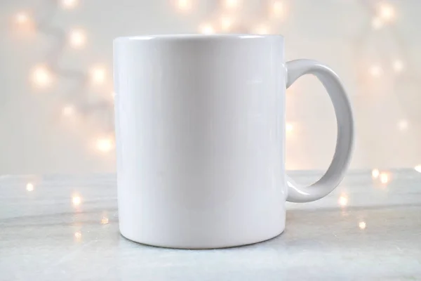 11 oz taza de café blanco burla con luces —  Fotos de Stock