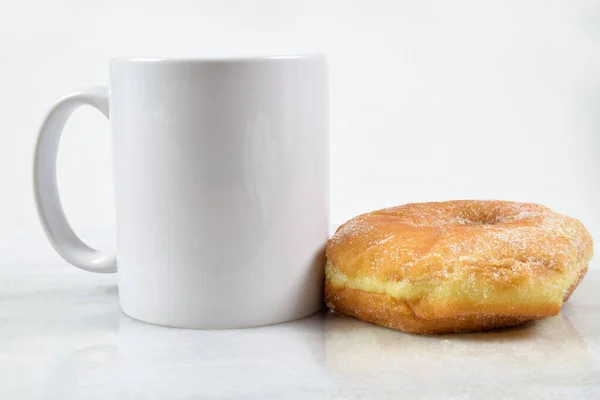 Een Heerlijke Donut Met Suikerlaag Zit Verleidelijk Naast Een Koffiekopje — Stockfoto