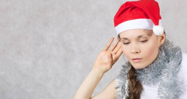 Noel babalar şapkalı genç bayan