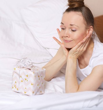 Onu yatakta genç bayan