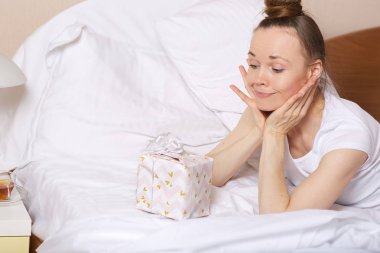 Onu yatakta genç bayan