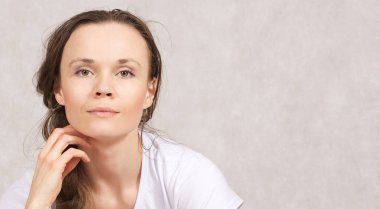 Genç Bayan gülümsüyor