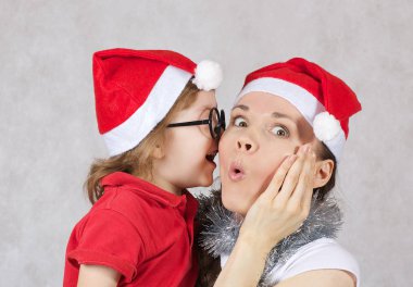 Anne ve oğlu Noel Baba şapkalı