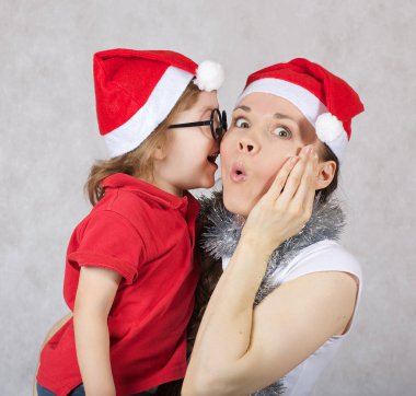 Anne ve oğlu Noel Baba şapkalı