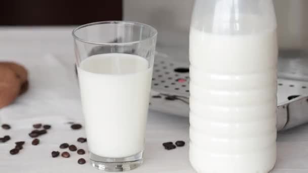 Ποτήρι Του Γάλακτος Κοντά Γάλα Μηχάνημα Από Κοντά Πλάνα — Αρχείο Βίντεο