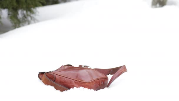 Elveszett Táska Hóban Közelről Felvétel — Stock videók