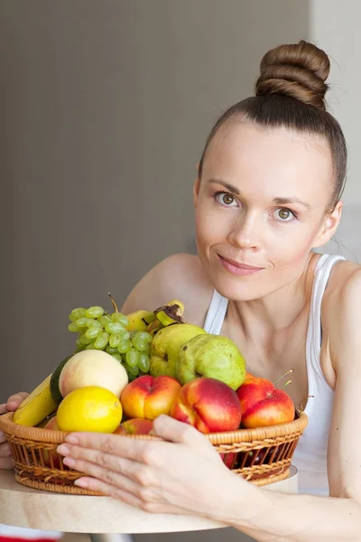 Młoda kobieta i owoce — Zdjęcie stockowe