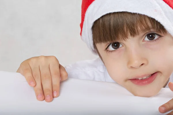 Junge mit Weihnachtsmann-Hut Stockbild
