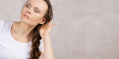 Genç Bayan bazı bilgiler duymak çalışıyor