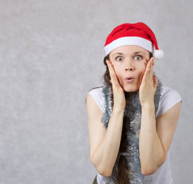 Noel babalar şapkalı genç bayan