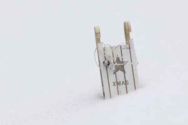 Houten slee in de sneeuw gemaakt. Closeup — Stockfoto