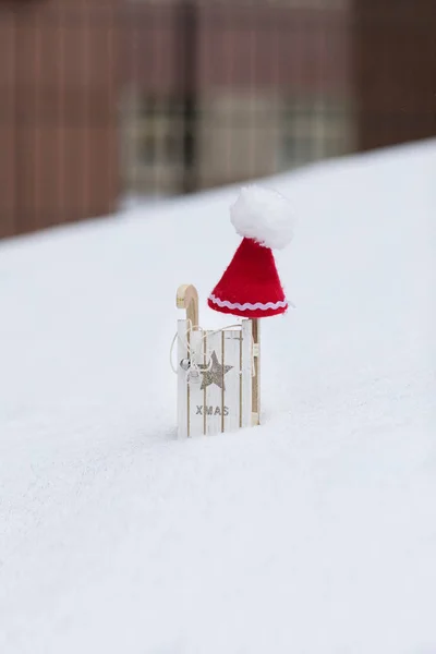 Chapéu de Papai Noel em um trenó feito de madeira . — Fotografia de Stock