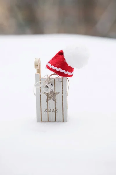 Santa Claus kalap, egy fából készült szán. — Stock Fotó